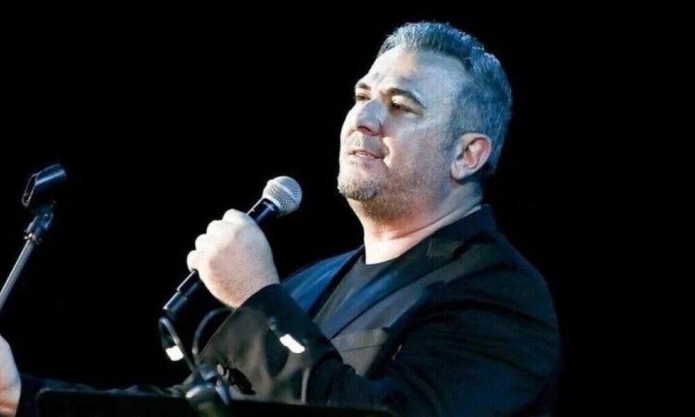 Υπόθεση Ρέμου: Ασφυκτικά γεμάτο το Κατράκειο στην πρώτη συναυλία του μετά την έρευνα για φοροδιαφυγή - «Είμαι εδώ όρθιος γιατί με αγαπάτε»